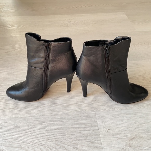 Heeled ankle bootie - Picture 3 of 7